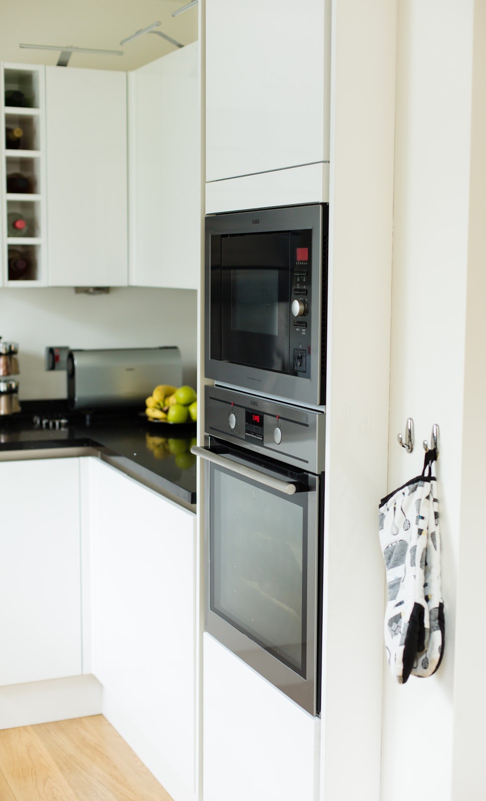 Magnet Integra kitchen in white gloss with Integrated oven and microwave