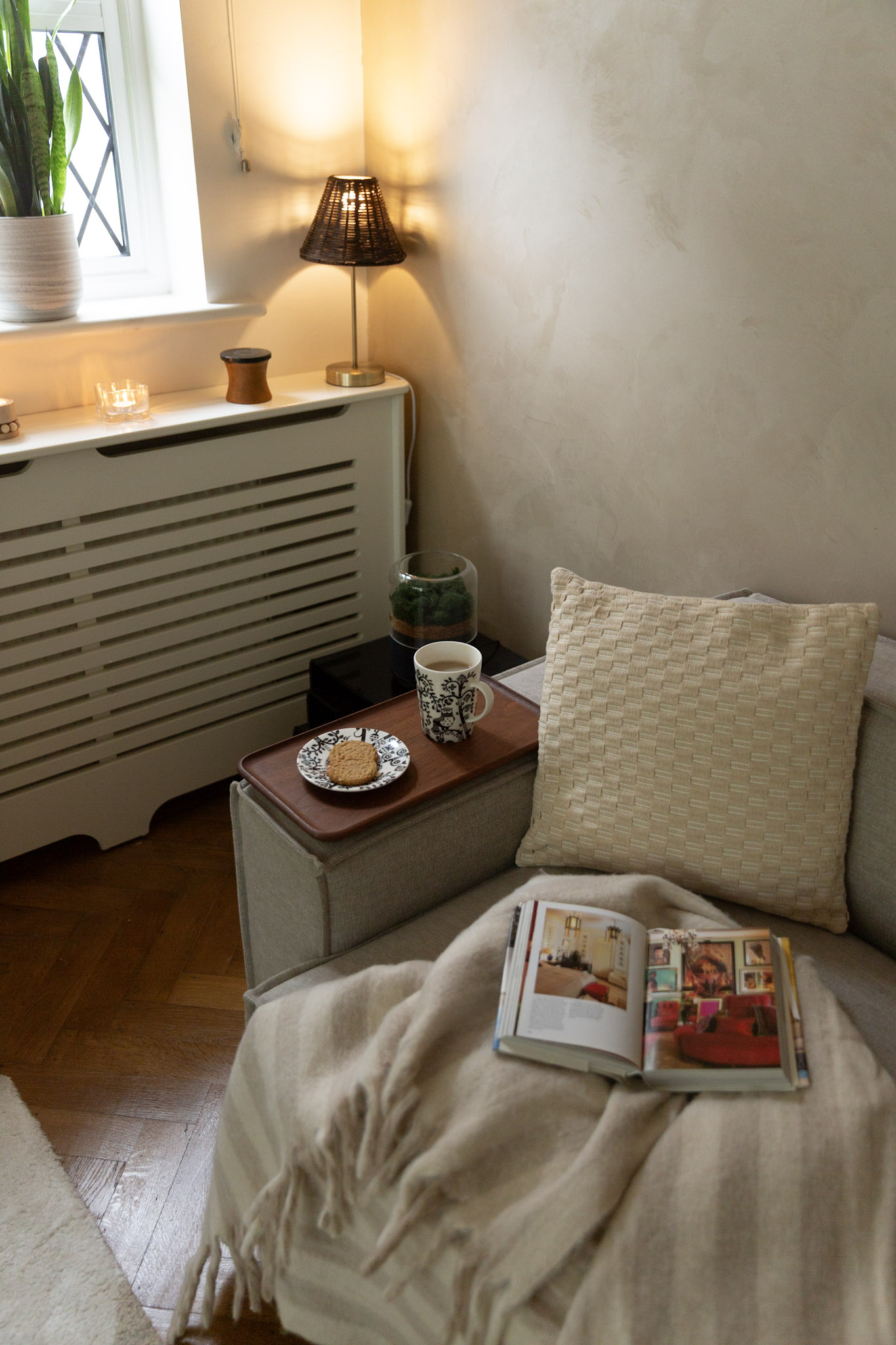 Cosy autumn living room with layered lighting and wool blankets