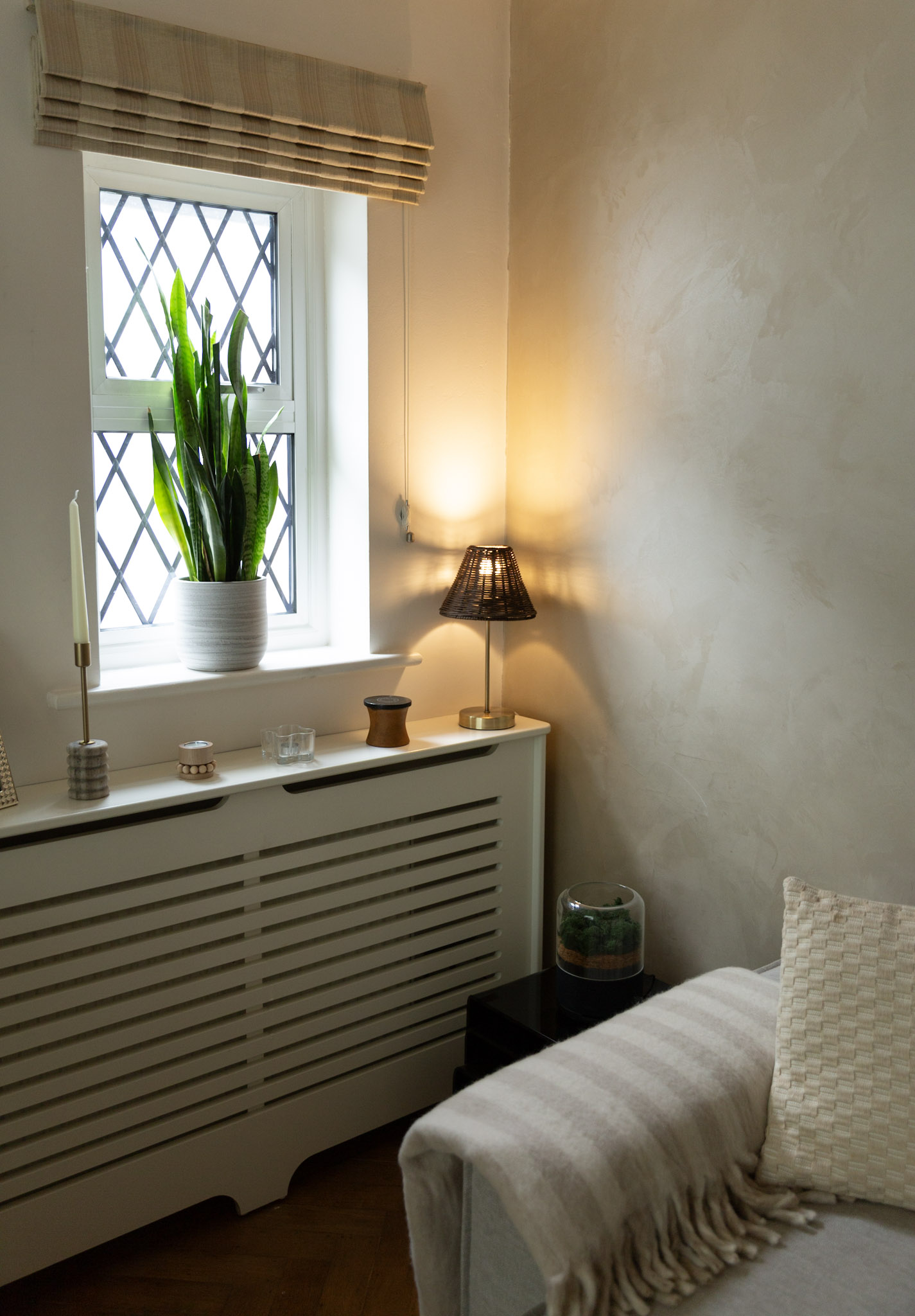 Sof lighting and warm blankets for cosy autumn decor